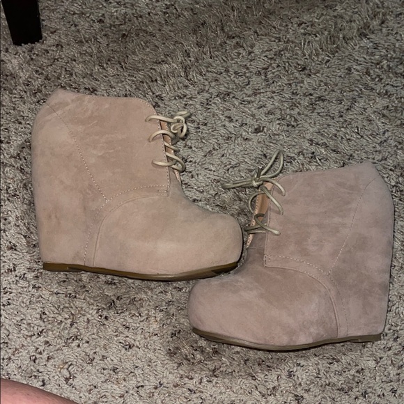 NEW! Women's Tan Wedge Ankle Boots - Picture 4 of 7